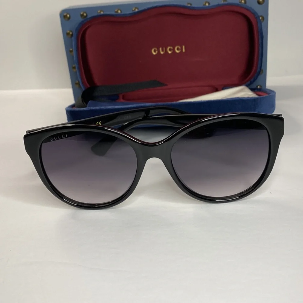 GUCCI GG0631S 001 round sunglass comes black frame with grey gradient lenses.